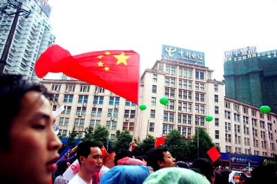 雨熄不了对圣火的热情.jpg