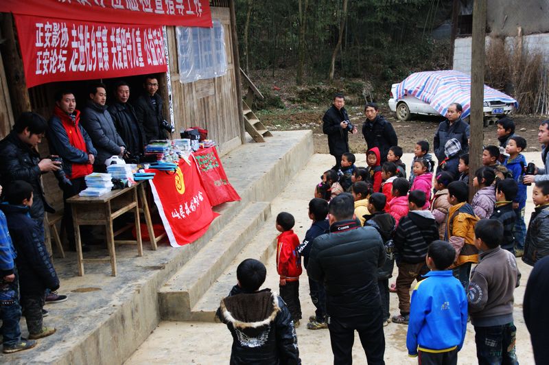 走进仡乡苗寨 关爱留守儿童3.jpg