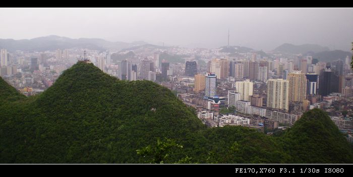 雨中从黔灵山看贵阳.jpg