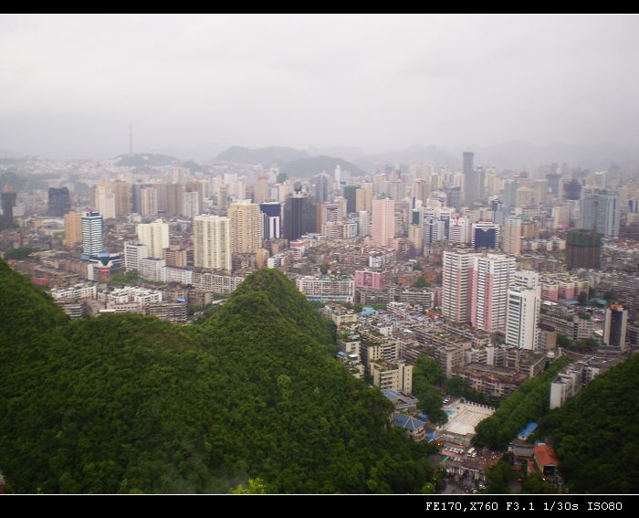 雨中从黔灵山看贵阳3.jpg