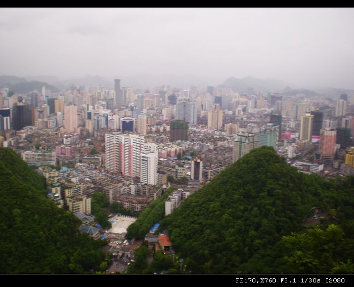 雨中从黔灵山看贵阳2.jpg